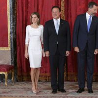 La Reina Letizia, Juan Carlos Varela, el Rey Felipe VI y Lorena Castillo durante un almuerzo en el Palacio Real