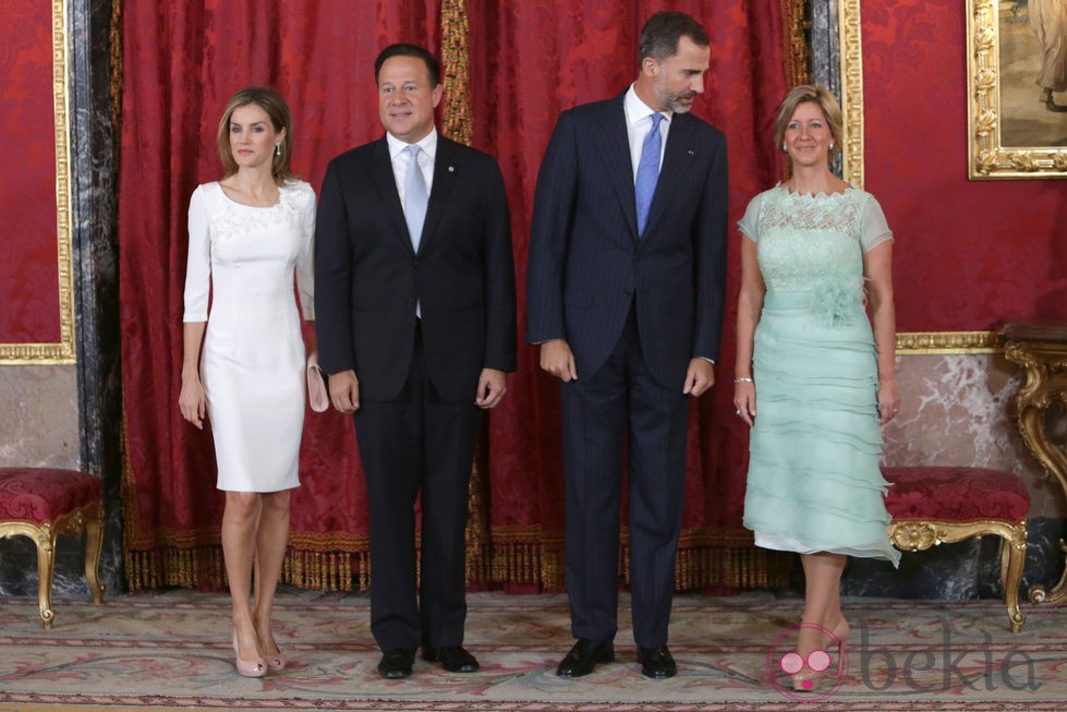 La Reina Letizia, Juan Carlos Varela, el Rey Felipe VI y Lorena Castillo durante un almuerzo en el Palacio Real