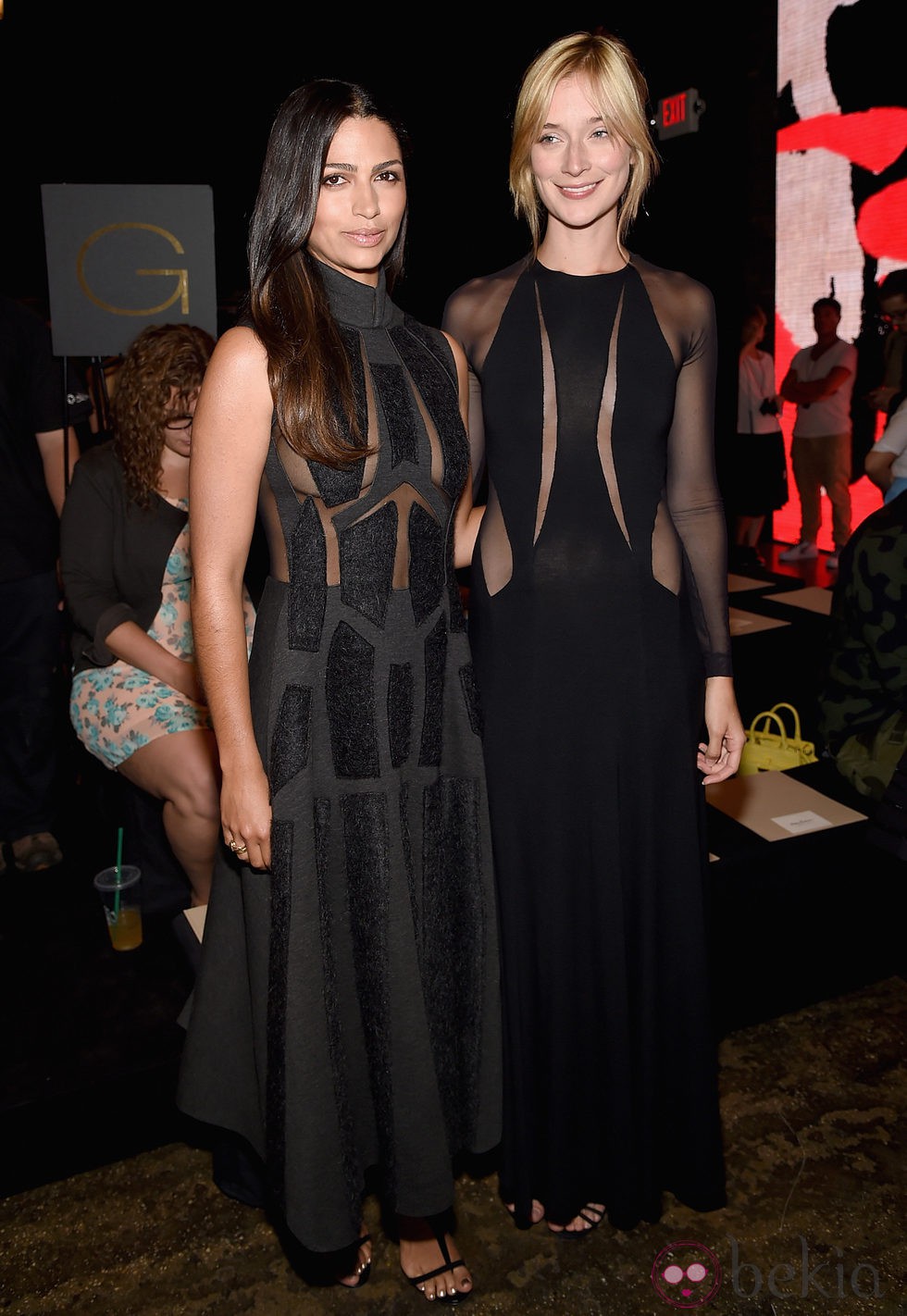 Camila Alves y Caitlin Fitzgerald acuden al desfile de Donna Karan en la Semana de la Moda de Nueva York Primavera/Verano 2015