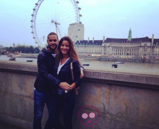 Malena Costa y Mario Suárez posando delante del London Eye