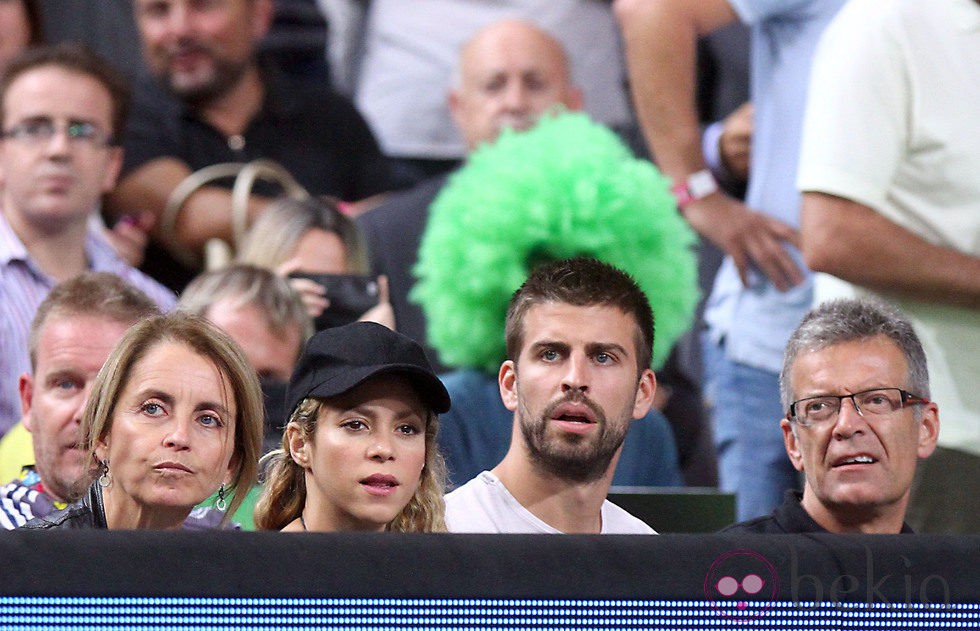 Gerard Piqué y Shakira con los padres de Piqué en el Mundial de Baloncesto 2014