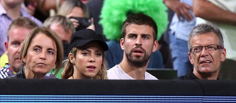 Gerard Piqué y Shakira con los padres de Piqué en el Mundial de Baloncesto 2014