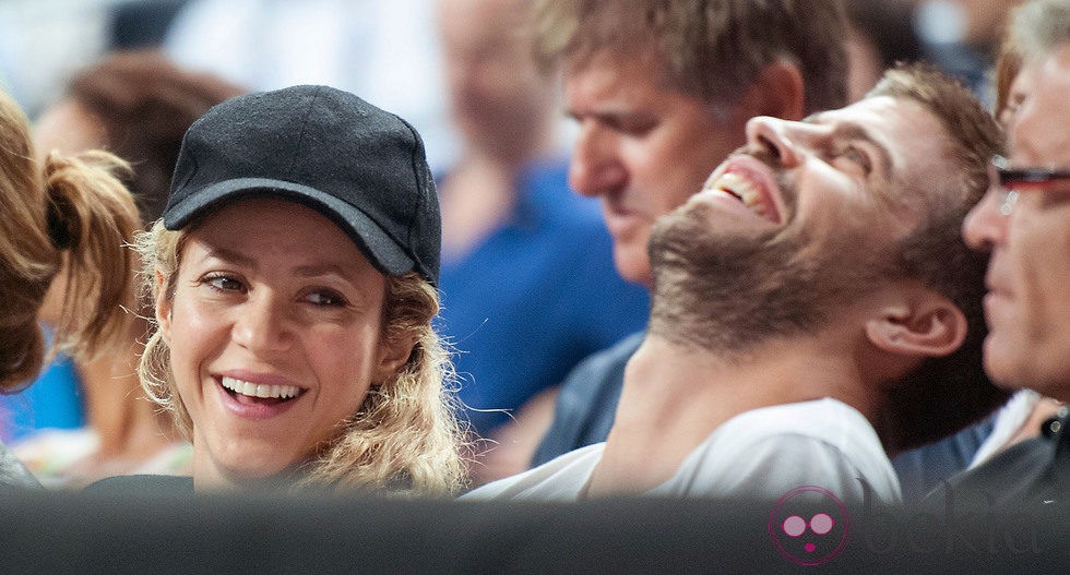 Gerard Piqué y Shakira ríen en el partido de baloncesto Estados Unidos-Eslovenia