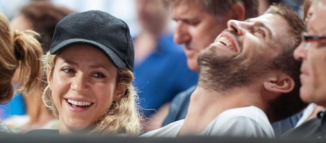 Gerard Piqué y Shakira ríen en el partido de baloncesto Estados Unidos-Eslovenia