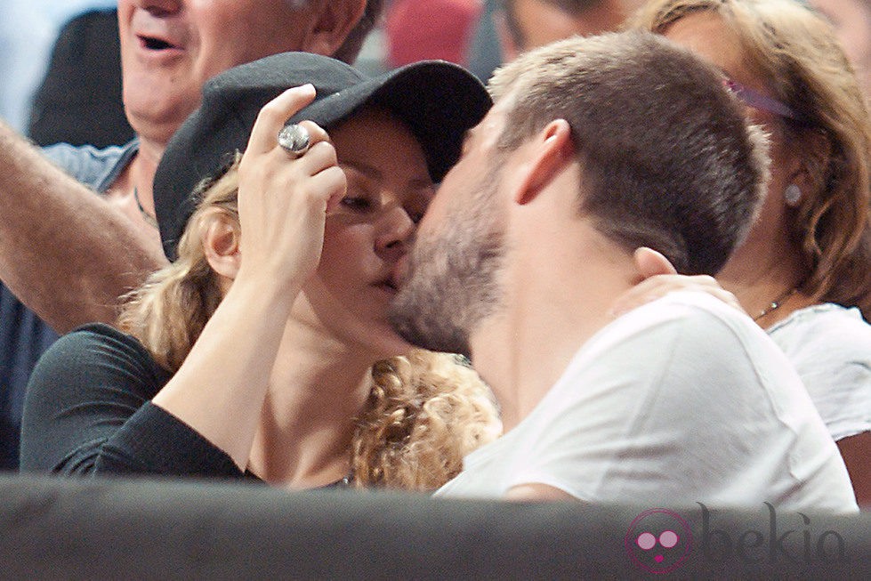 Gerard Piqué y Shakira besándose el partido de baloncesto Estados Unidos-Eslovenia