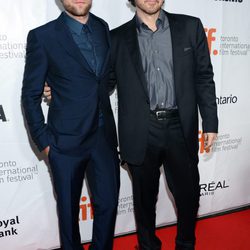 Robert Pattinson y John Cusack en la premiere de 'Maps To The Stars' en el Festival de Toronto