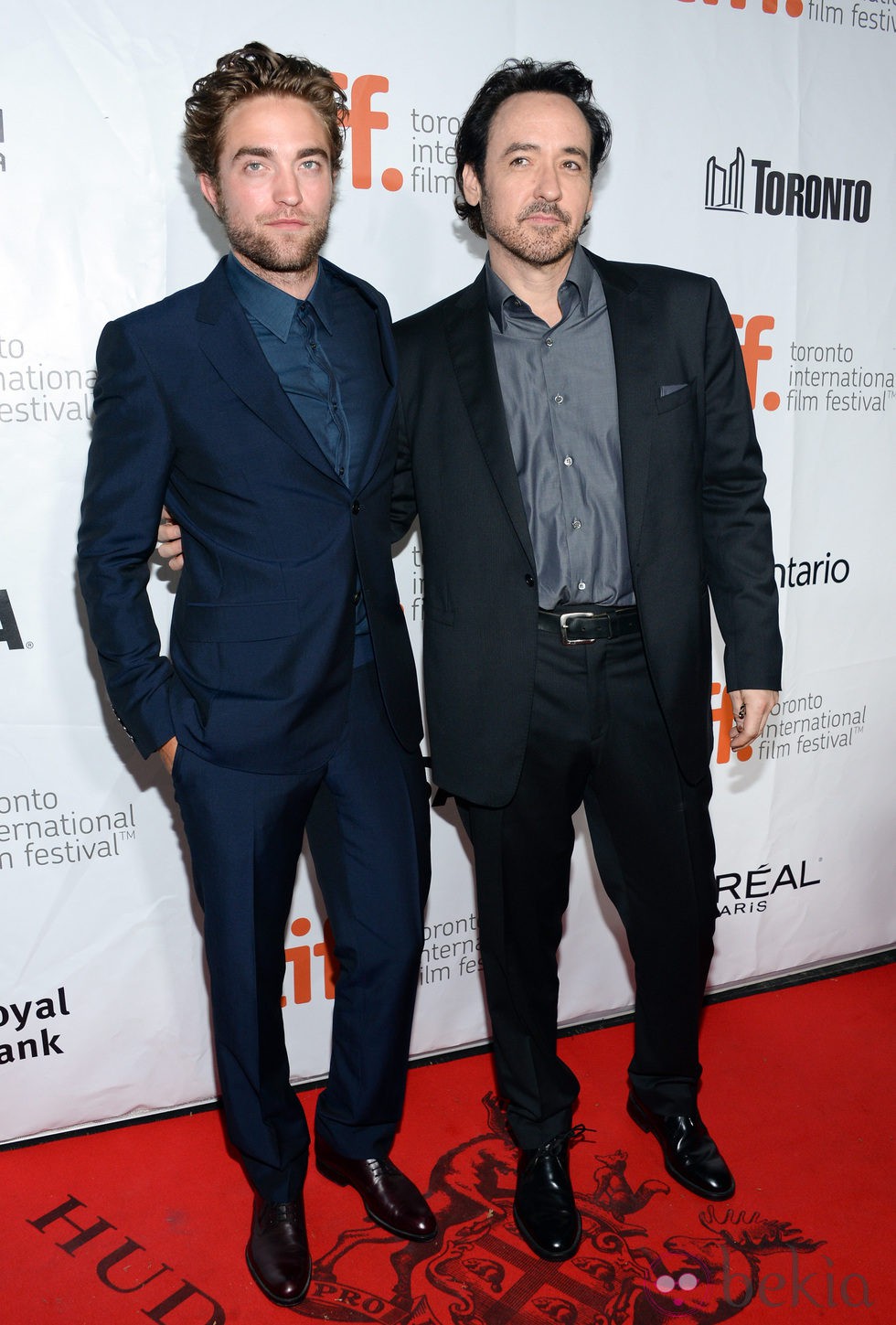 Robert Pattinson y John Cusack en la premiere de 'Maps To The Stars' en el Festival de Toronto