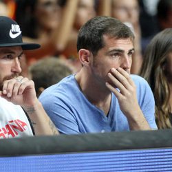 Sergio Ramos, Iker Casillas y Sara Carbonero en el partido del Mundial de Baloncesto 2014 Francia-España
