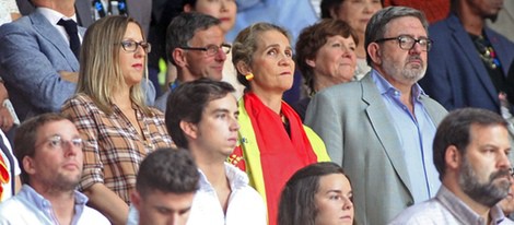 La Infanta Elena y Carlos García Revenga en el partido de baloncesto Francia-España del Mundial 2014