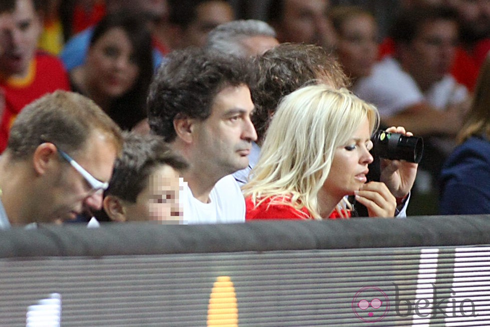 Pepe Rodríguez y Lluvia Rojo en el partido del Mundial de Baloncesto 2014 Francia-España