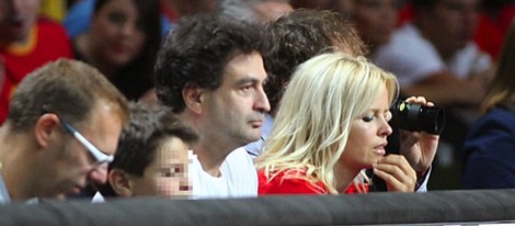 Pepe Rodríguez y Lluvia Rojo en el partido del Mundial de Baloncesto 2014 Francia-España