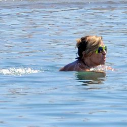 María Teresa Campos se da un chapuzón en el mar en Málaga