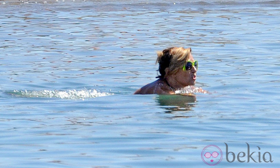 María Teresa Campos se da un chapuzón en el mar en Málaga