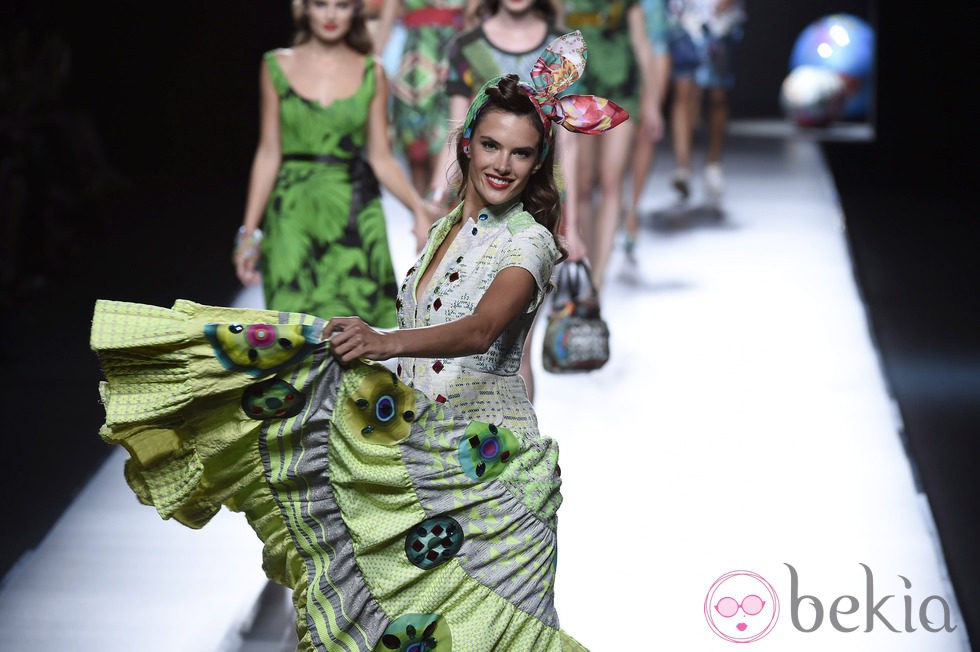 Alessandra Ambrosio desfilando para Desigual en Madrid Fashion Week primavera/verano 2015