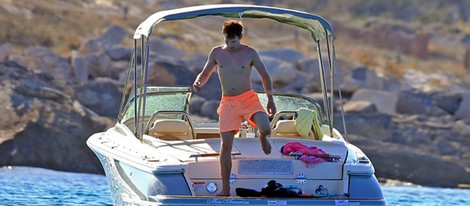 James Blunt saltando de un barco en Ibiza