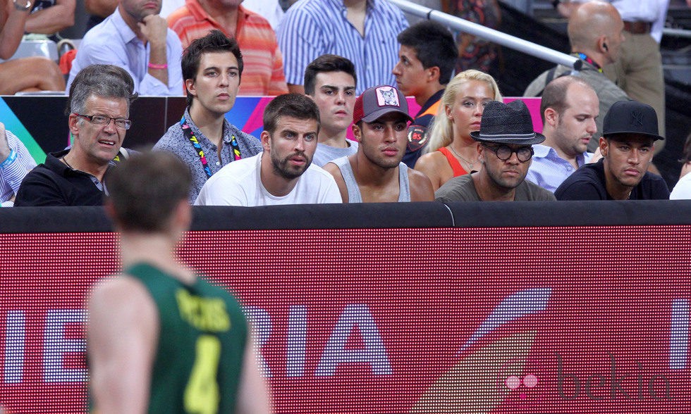 Joan Piqué, Gerard Piqué, Rafinha, Dani Alves y Neymar en el partido de baloncesto Estados Unidos-Lituania