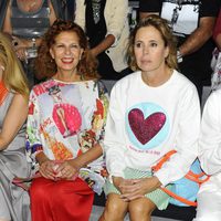 Carmen Alborch y Ágatha Ruiz de la Prada en el desfile de Francis Montesinos en Madrid Fashion Week primavera/verano 2015