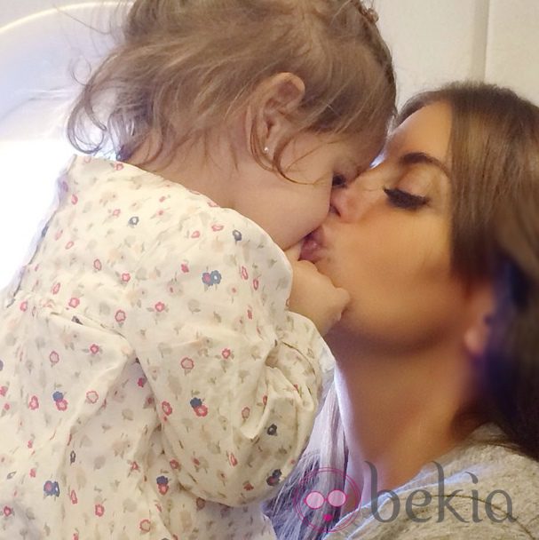 Daniella Semaan da un intenso beso a su hija Lia Fábregas