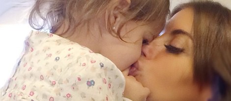 Daniella Semaan da un intenso beso a su hija Lia Fábregas