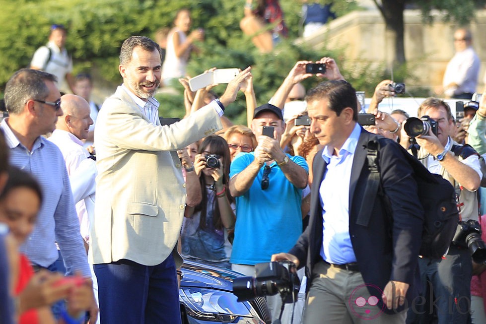 Felipe VI saluda a los curiosos durante su visita al Mundial de Vela de Santander