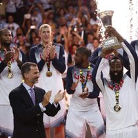 El Rey Felipe tras entregar a Estados Unidos la Copa del Mundo de Baloncesto