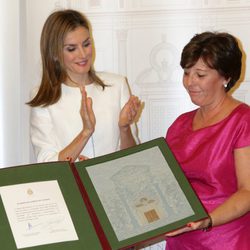 La Reina Letizia entrega el Premio Luis Carandell a Carmen del Riego