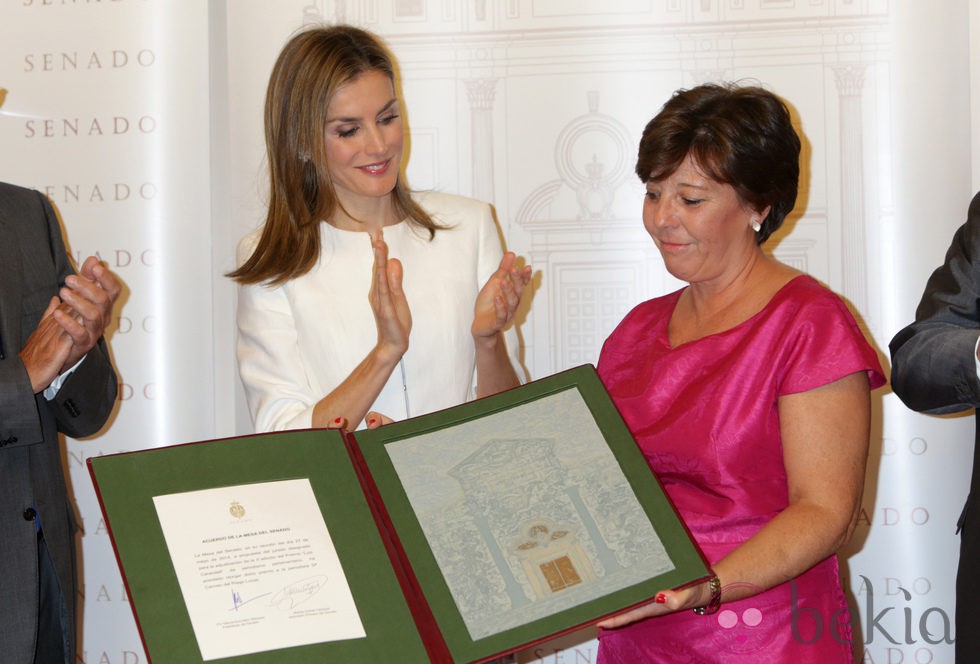 La Reina Letizia entrega el Premio Luis Carandell a Carmen del Riego