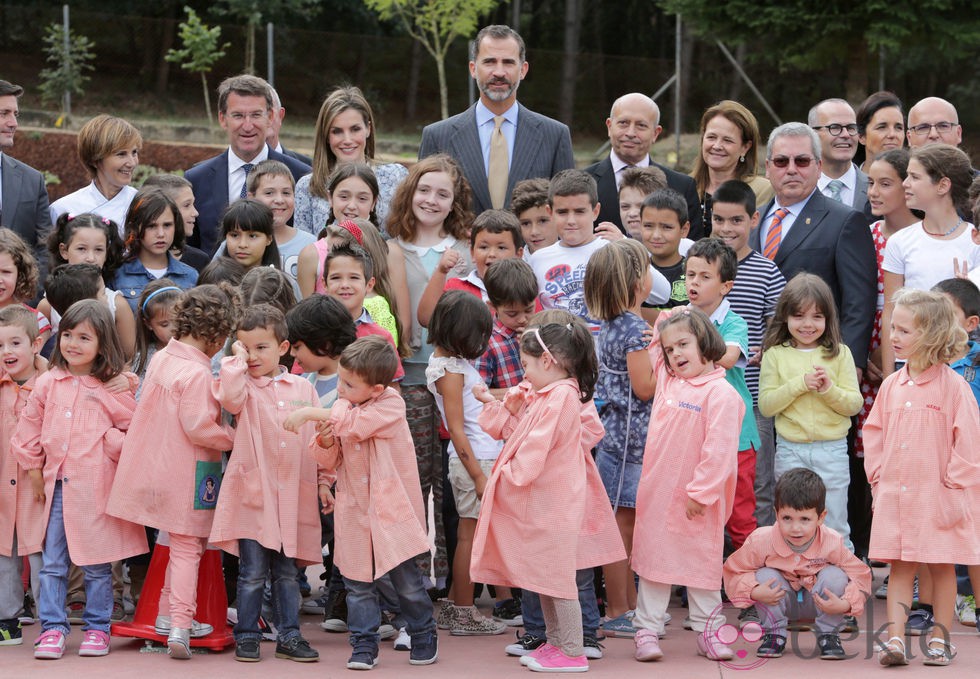 Los Reyes Felipe y Letizia con niños en la apertura del Curso Escolar 2014/2015