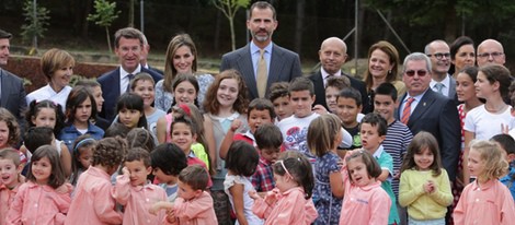 Los Reyes Felipe y Letizia con niños en la apertura del Curso Escolar 2014/2015