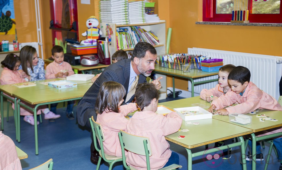 El Rey Felipe con unos niños en la apertura del Curso Escolar 2014/2015