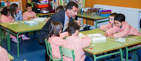 El Rey Felipe con unos niños en la apertura del Curso Escolar 2014/2015