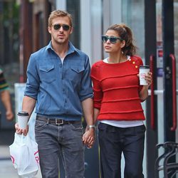 Eva Mendes y Ryan Gosling paseando cogidos de la mano por Nueva York