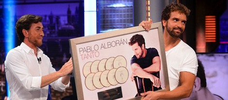 Pablo Motos entrega a Pablo Alborán diez discos de platino en 'El hormiguero'