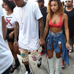 Chris Brown y su novia Karrueche Tran promocionando su nuevo disco en Los Ángeles