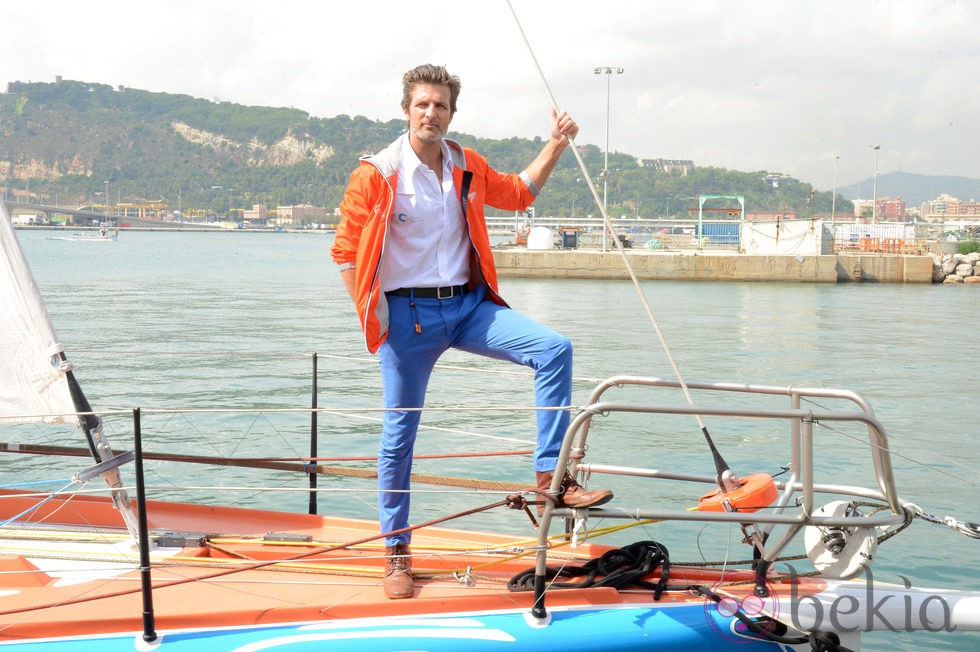 Jesús Olmedo apadrinando un velero de la Barcelona World Race