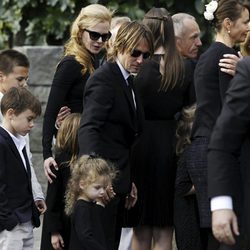 Nicole Kidman en el funeral de su padre con Keith Urban y sus hijas