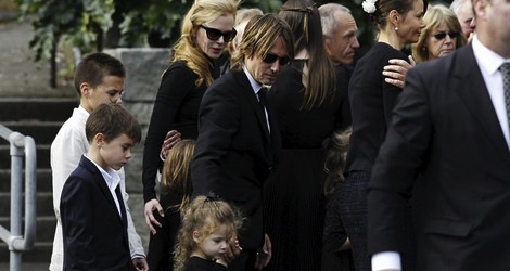 Nicole Kidman en el funeral de su padre con Keith Urban y sus hijas