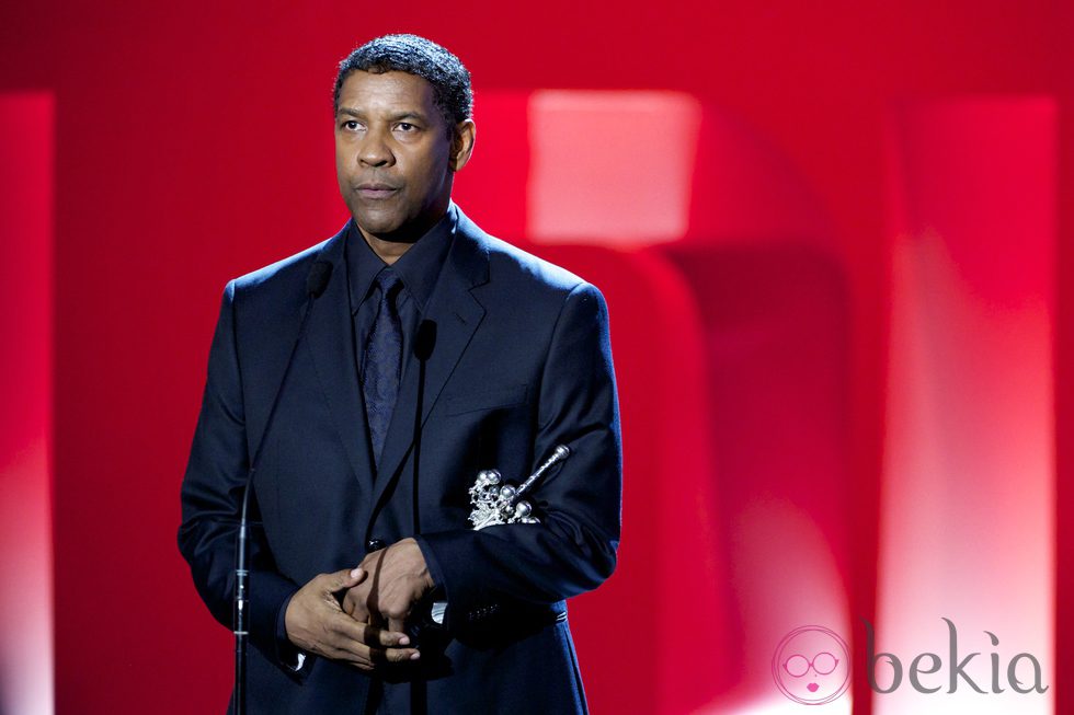 Denzel Washington posa con el Premio Donostia 2014