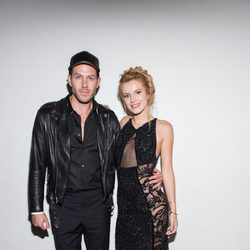 Johnny Wujek y Bella Thorne en la cena benéfica de amfAR durante La Semana de la Moda de Milán 2014
