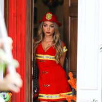 Sarah Hyland se disfraza de bombero para el especial de Halloween 'Modern Family'