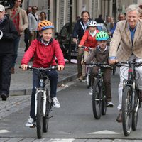 Felipe de Bélgica con su hijo Gabriel en el Día de la Bicicleta 2014