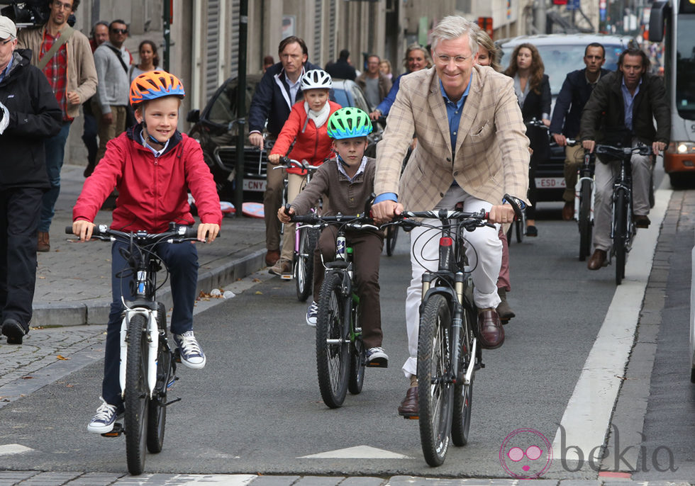Felipe de Bélgica con su hijo Gabriel en el Día de la Bicicleta 2014