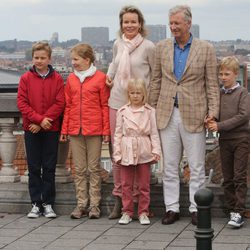 Felipe y Matilde de Bélgica con sus cuatro hijos en el Día de la Bicicleta 2014