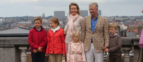 Felipe y Matilde de Bélgica con sus cuatro hijos en el Día de la Bicicleta 2014