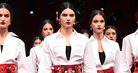 Kendall Jenner desfilando para Dolce & Gabanna en la Semana de la moda de Milán