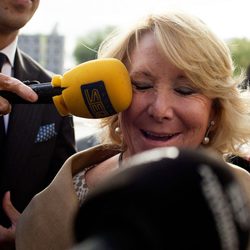 Esperanza Aguirre, golpeada con un micrófono a la salida de los Juzgados