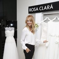 Alba Carrillo presentando la nueva colección de vestidos de novia de Rosa Clará