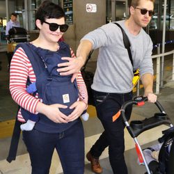 Ginnifer Goodwin y Josh Dallas con su hijo Oliver en el aeropuerto de Vancouver