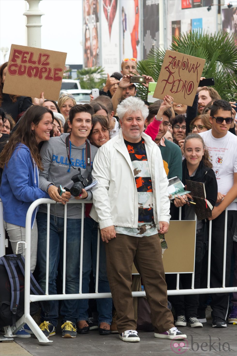 Pedro Almodóvar, felicitado por su 65 cumpleaños a su llegada al Festival de Cine de San Sebastián 2014