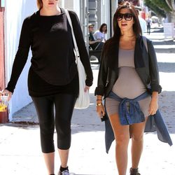 Kourtney Kardashian luce su embarazo junto a su hermana Khloé Kardashian en Los Ángeles